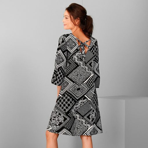 Šaty s výstřihem vzadu a potiskem patchwork černá/bílá  – Blancheporte