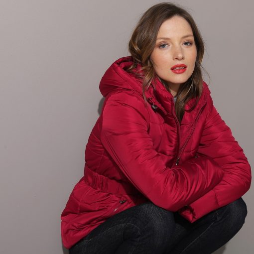 Krátká prošívaná bunda s páskem tmavá červená  – Blancheporte